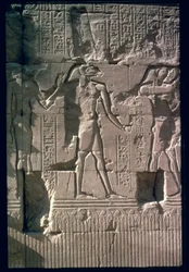 Relief, der forestiller Khnum, fra skærmvæggen i Khnum-templet (kalksten)