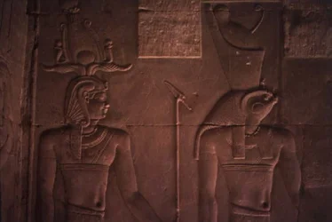 Relief forestillende Ptolemæus XII (ca. 112-51 f.Kr.) og Horus (sten)