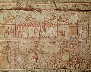 Relief af hellige både båret af præster i procession, fra helligdommen for Philip Arrhidaeus (323-317 f.Kr.) makedonske dynasti (granit)