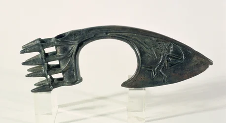 Økseblad, der forestiller en bueskytte, muligvis fra Lorestan, Iran, slutningen af 2. eller begyndelsen af 1. årtusinde f.Kr. (bronze)