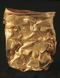 Bægerglas dekoreret med bevinget tyr og monstre med ørnehoveder, fra Marlik, Iran (guld)