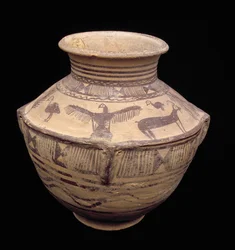 Fartøj, der forestiller en åbenvinget rovfugl og andre dyr, Fasa Ware, ca. 2000 f.Kr. (ler) (se 179130 for detaljer)