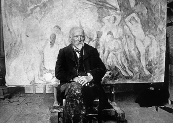 Paul Cézanne (1839-1906), fransk maler i 1904 foran et af sine lærreder med badende