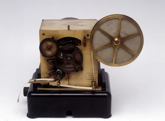 Baudot system telegrafprinter, patenteret 1874 (blandet medier)