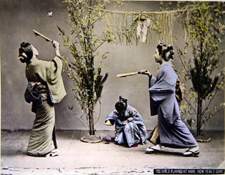 Unge japanske piger, der spiller Hanetsuki, ca. 1900 (farvet foto)