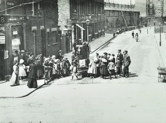 En gadeorganist i Putney, London, 1886