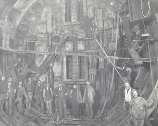 Blackwall Tunnel: en gruppe arbejdere står i luftslusen, 1894