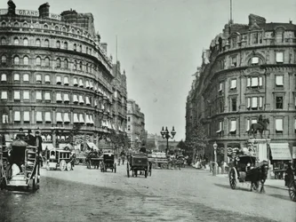 Charing Cross, Westminster LB: Northumberland Avenue fra Trafalgar Square og Charing Cross, 1890