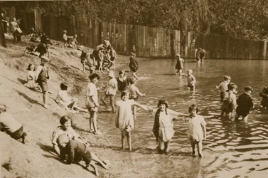 Børn leger i Hampstead dam (sepia foto)