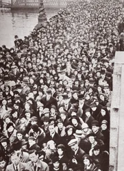 Folkemængder venter på adgang til Westminster Hall, under liggende i staten George V, 1936