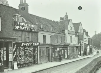 Eltham High Street: kigger mod vest fra Saint John