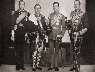 Fire af de fem sønner af kong George V, fra venstre mod højre, prins George, hertug af Kent, kong Edward VIII, senere hertug af Windsor, prins Albert, hertug af York, senere kong George VI, prins Henrik, hertug
