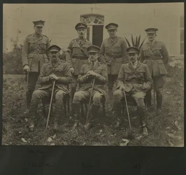 Gruppeportræt af syv mænd i militæruniform, 1914-18