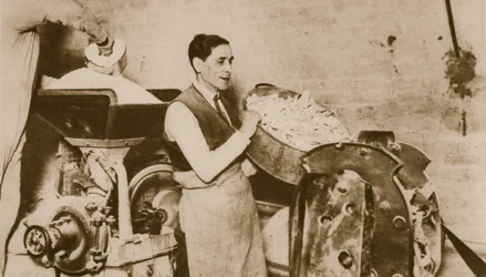Hebraisk bageri tilbereder usyret brød til påsken (sepia-billede)
