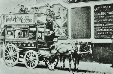 Hestetrukket omnibus med passagerer, 1899