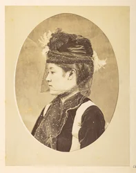 Japansk kvinde i europæisk kjole, Ovalt billede; hoved-og-skuldre venstre profilportræt af en ung japansk kvinde i europæisk kjole, med hat og slør,     Fotograf: Ukendt  Lucas Collection: Fotografisk optagelse af Charles James og Charles James