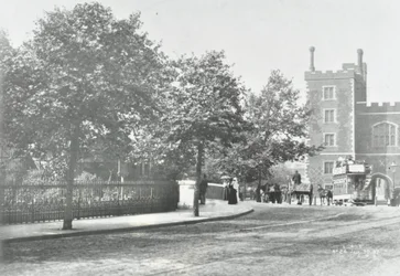 Lambeth Bridge: indfaldsvej med Lambeth Palace i baggrunden, 1897