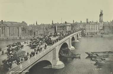 London Bridge: hestetrukne omnibusser og vogn, såvel som fodgængere, krydser broen, 1895