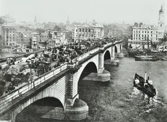 London Bridge: hestetrukket trafik på broen, 1895