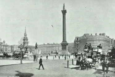Nelsons søjle, Trafalgar Square, Westminster LB: set mod nordvest fra Cockspur Street, 1898