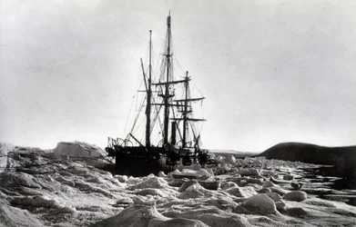 Nordpolen:"" Alert"" nippet nær cape Beechey, Robeson-kanalen - i ""Fortælling om en rejse til Polarsee under 1875-76"", G.S. Nares, red. London