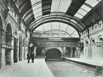 Notting Hill Gate Underground Station: udsigt over perroner og spor, 1868
