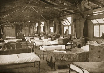 Et af soveværelserne, Donington Hall, illustration fra tyske fanger i Storbritannien (fotogravure)