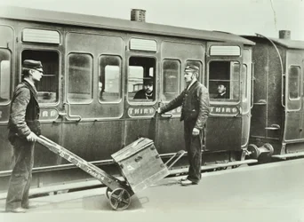 Perronportører ved en jernbanestation, 1885