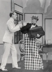 Scene fra vigtigheden af at være seriøs, af Oscar Wilde (1854-1900) på Lyric Hammersmith, den 7. juli 1930