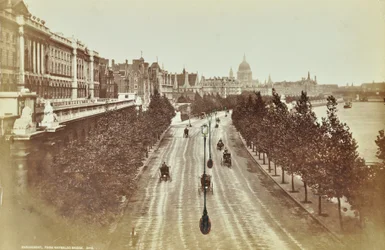Somerset House, Victoria Embankment, Westminster LB: ser mod nord fra Waterloo Bridge, 1895