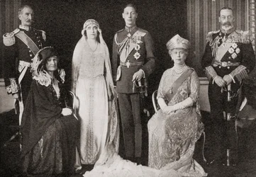 Den britiske kongefamilie ved brylluppet mellem hertugen og hertuginden af York, 1923, fra The Story of Twenty Five Years, udgivet 1935