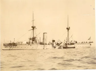 "Chih Yuan" ankrede ud for sydkysten ved Hove, lokal lugger ved siden af, ca. 1886