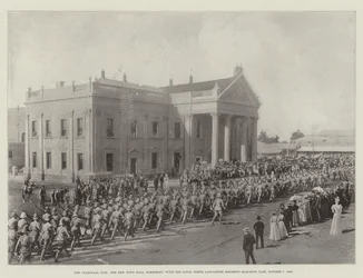 Transvaal-krigen, det nye rådhus, Kimberley, med det loyale North Lancashire Regiment, der marcherer forbi, 7. oktober 1899