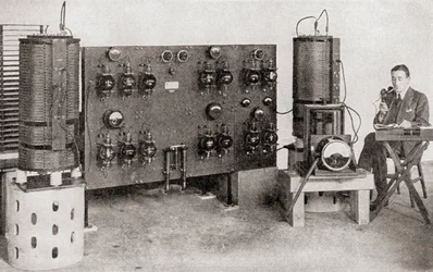 Den første broadcast-sender fungerede i Storbritannien, installeret på Marconi Works, Chelmsford, i 1919 og 1920, fra The Story of Twenty Five Years, udgivet 1935