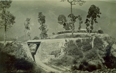 Løkken ved Agony Point ved Tindharia på Darjeeling Himalaya Railway, 1880