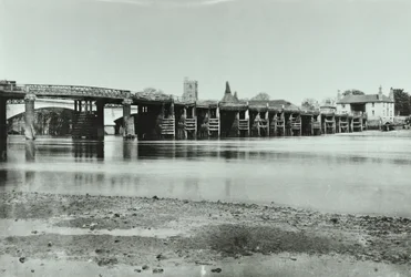 Udsigt over gamle og nye Putney-broer med oast house og All Saints Church i baggrunden, 1885