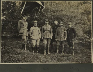 William Lawrence Bragg og Harold Roper Robinson med andre, Vosges, 1915