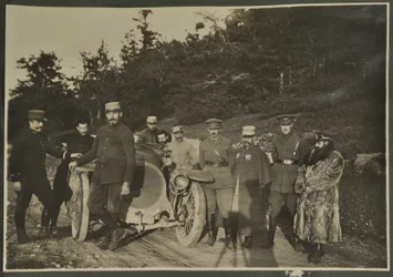 William Lawrence Bragg og Harold Roper som en del af en gruppe med en bil på en bjergvej, Vosges, 1915