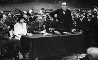 Winston Churchill under en tale i Enfield, England