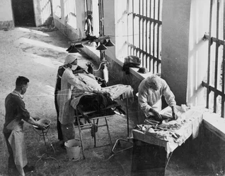 En feltkirurgisk enhed, der opererer i et italiensk fængsel under beskydning under Anden Verdenskrig, fra en samling af 650 fotografier udarbejdet af Command Association
