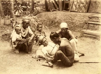 En Shan-mand bliver tatoveret, 1890 (sepia-billede)