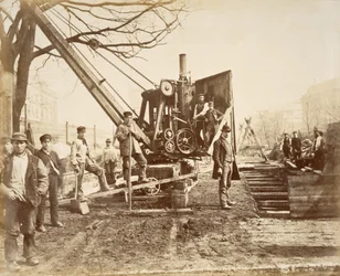 En dampkran i drift under bygningen af Circle Line i Paddington, London, ca. 1890 (albumin print på kort)