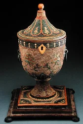 En urneformet teholder i Adam-stil, ca. 1785 (buksbom)