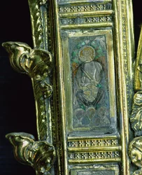 Engel, der spiller en kedel, detalje fra crozier af William of Wykeham (ca. 1320-1404) (forgyldt sølv & champleve-emalje) (se 205100-32)