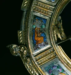 Engel, der spiller et blæseinstrument, detaljer fra crozier af William of Wykeham (ca. 1320-1404) (forgyldt sølv & champleve-emalje) (se 205100-32)