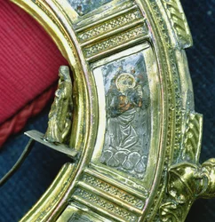 Engel spiller trumf, detalje fra crozier af William of Wykeham (ca. 1320-1404) (forgyldt sølv & champleve emalje) (se 205100-32)