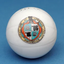 Armorial souvenir miniature fodbold med dekorativ overførsel af Portobello skjoldet (keramik)