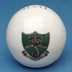 Armorial souvenir miniature fodbold med overførsel af Lyndhurst, New Forest crest (keramik)