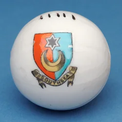 Armorial souvenir miniature fodbold med overførsel af Southsea crest (keramik)
