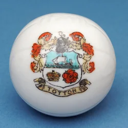 Armorial souvenir miniature fodbold med overførsel af Totton emblem (keramik)